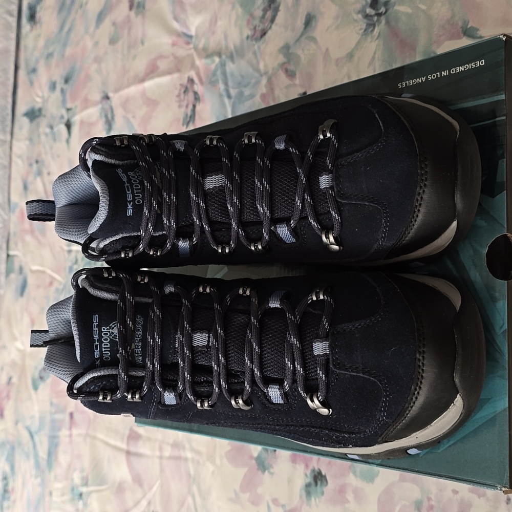 New Women's Navy Memory Foam Skechers Outdoor Boots. Size 8.5 medium Not Black